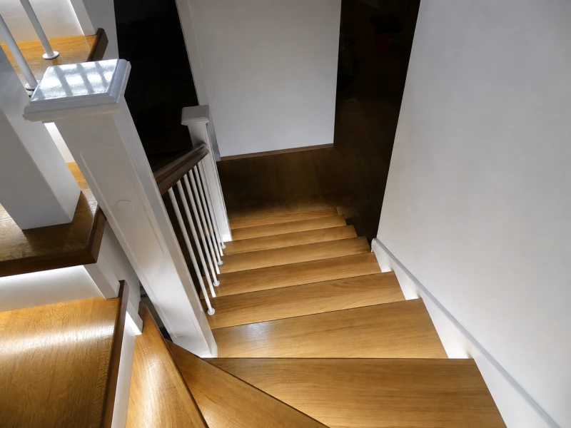Schody Dębowe zabiegowe z rzeźbioną balustradą