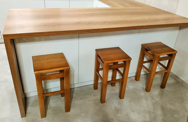 Aranżacja hokerów w kolorze brunat 2225 w nowoczesnej kuchni