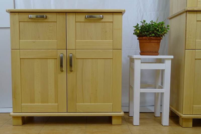 Hoker w kolorze białym jako kwietnik obok bukowej nowoczesnej komody produkowanej również przez naszą firmę.