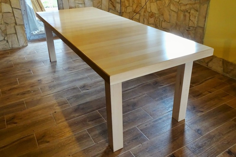 Stół rozkładany 230 x 95 + 70  drewno bukowe lakier naturalny.