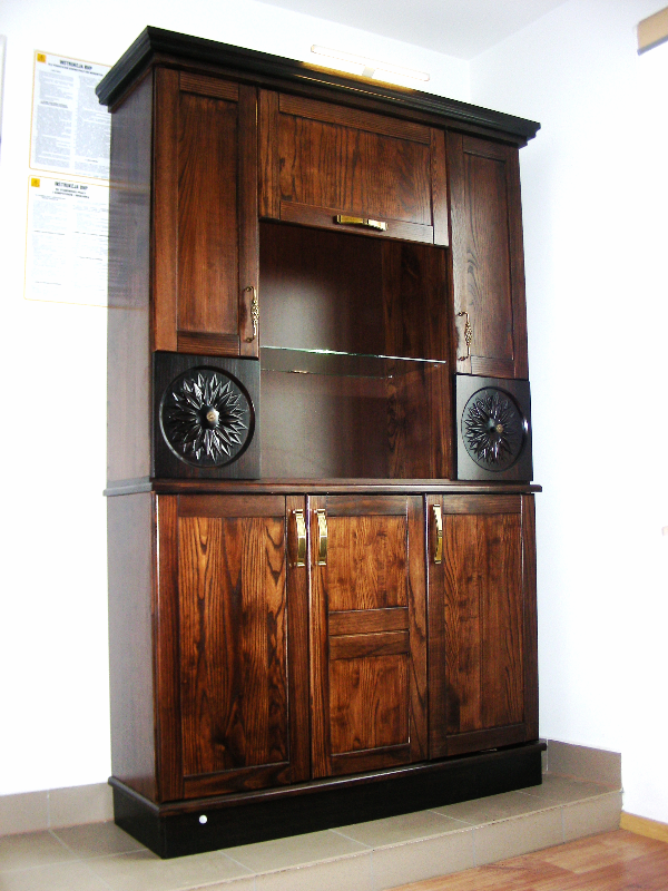 Witryna drewno jesionowe kolor jasny orzech 22-66, kolor ciemnych elementów brąz 22-56.