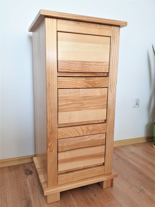 Komódka jesionowa z trzema szufladami.