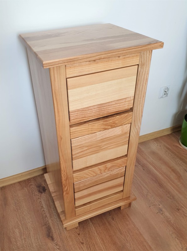 Komódka jesionowa z trzema szufladami.