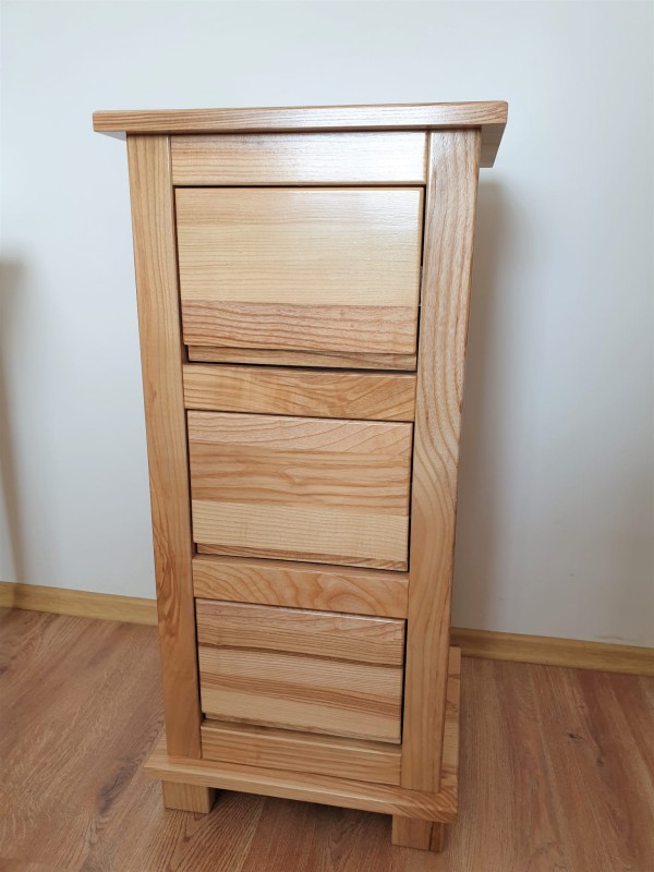 Komódka jesionowa z trzema szufladami.