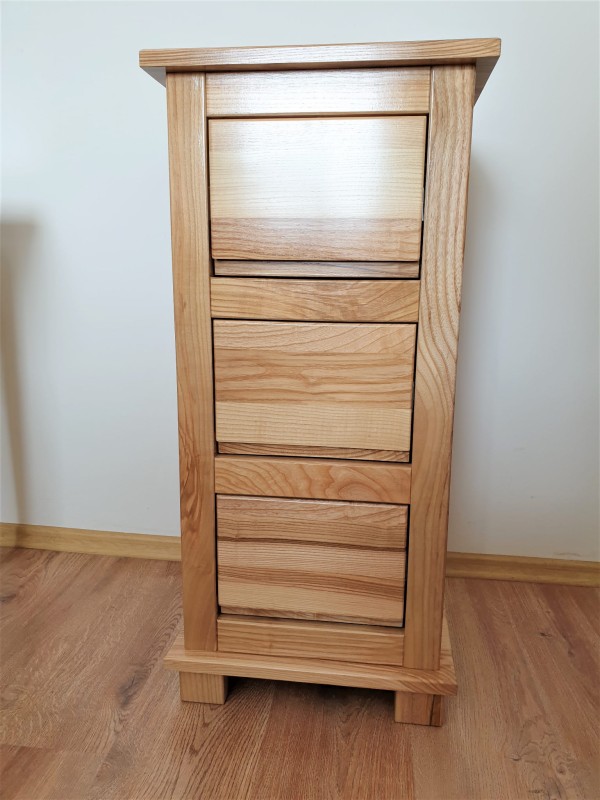 Komódka jesionowa z trzema szufladami.