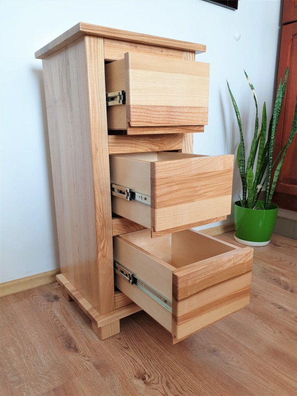Komódka jesionowa z trzema szufladami.