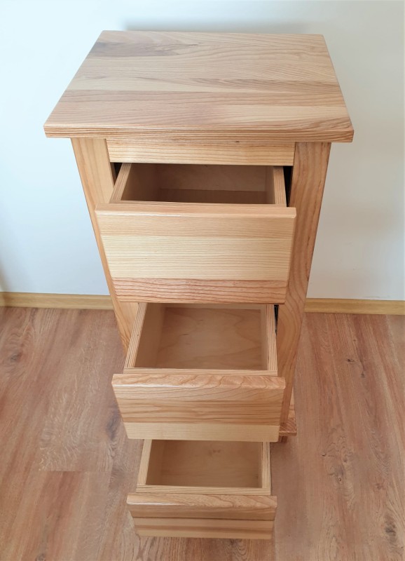 Komódka jesionowa z trzema szufladami.