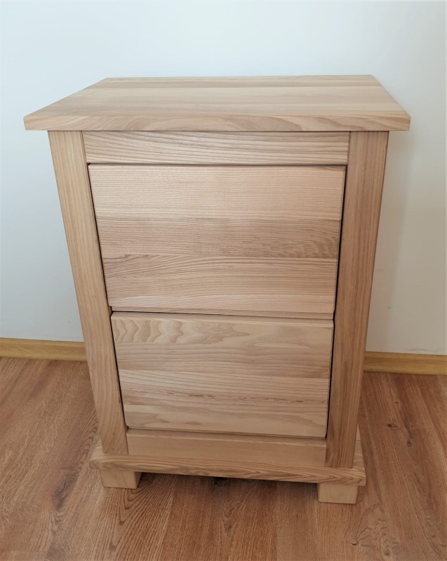 Nakastlik jesionowy wysoki 70 cm kolor lakier naturalny półmatowy z ramową konstrukcją oraz dwiema pojemnymi szufladami.