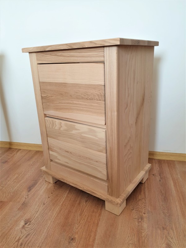 Nakastlik jesionowy wysoki 70 cm kolor lakier naturalny półmatowy z ramową konstrukcją oraz dwiema pojemnymi szufladami.