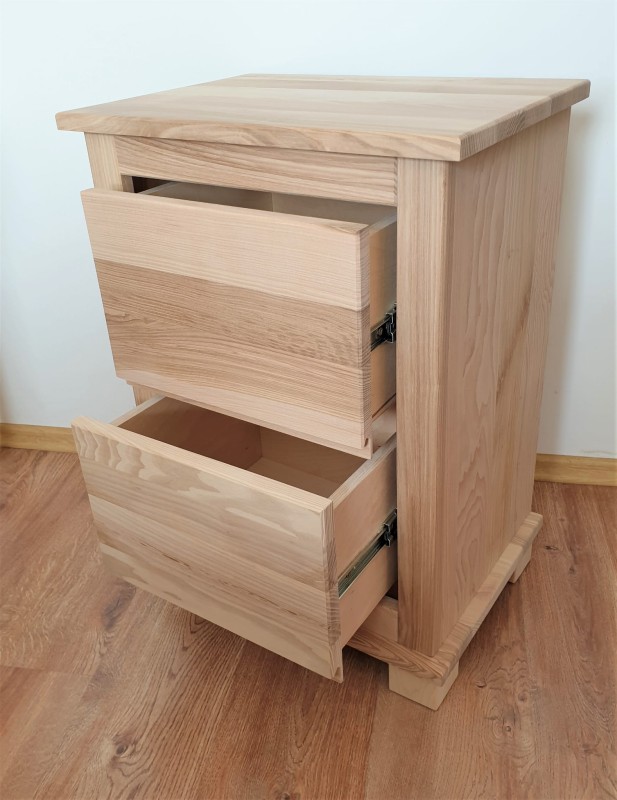 Nakastlik jesionowy wysoki 70 cm kolor lakier naturalny półmatowy z ramową konstrukcją oraz dwiema pojemnymi szufladami.