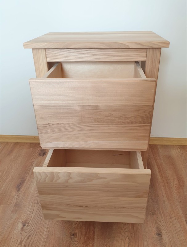 Nakastlik jesionowy wysoki 70 cm kolor lakier naturalny półmatowy z ramową konstrukcją oraz dwiema pojemnymi szufladami.