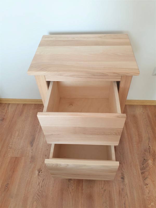Nakastlik jesionowy wysoki 70 cm kolor lakier naturalny półmatowy z ramową konstrukcją oraz dwiema pojemnymi szufladami.