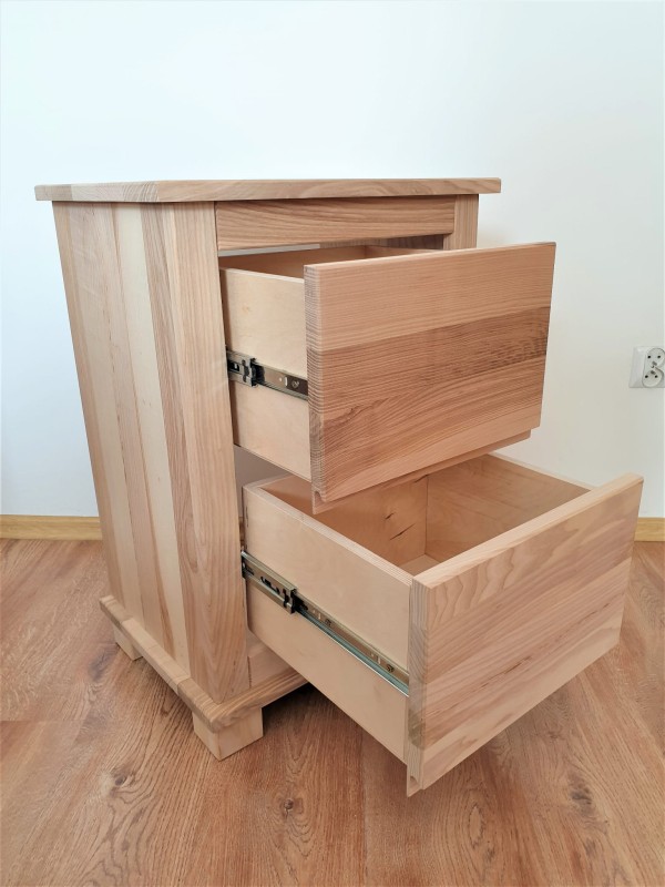 Nakastlik jesionowy wysoki 70 cm kolor lakier naturalny półmatowy z ramową konstrukcją oraz dwiema pojemnymi szufladami.