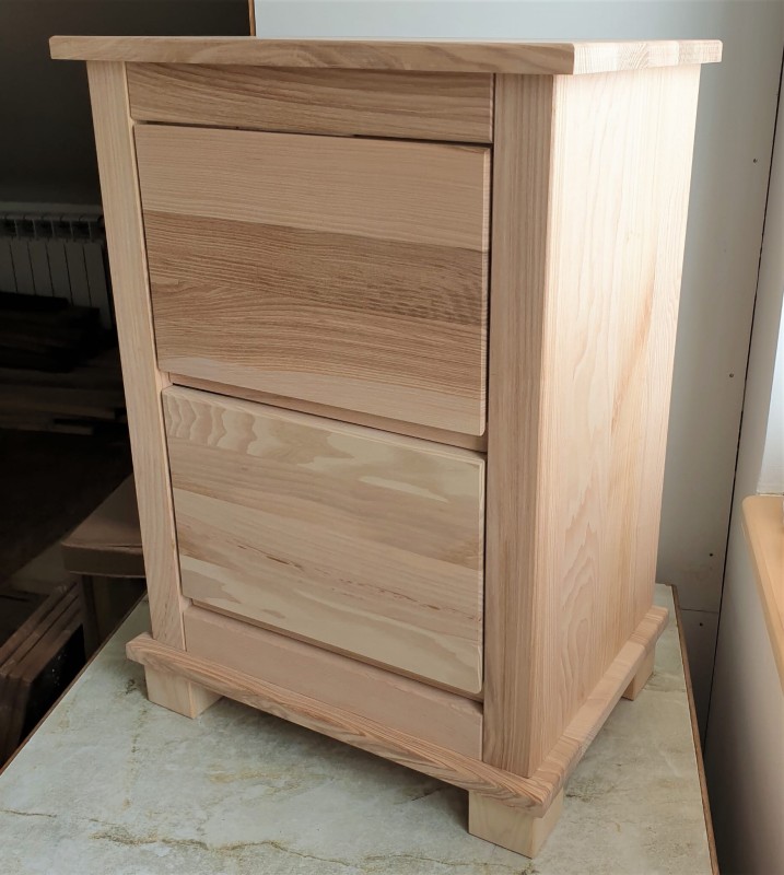 Nakastlik jesionowy wysoki 70 cm kolor lakier naturalny półmatowy z ramową konstrukcją oraz dwiema pojemnymi szufladami.