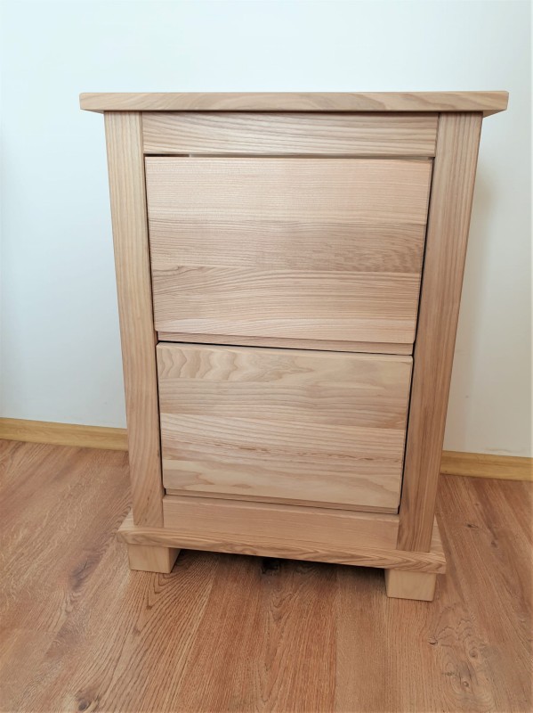 Nakastlik jesionowy wysoki 70 cm kolor lakier naturalny półmatowy z ramową konstrukcją oraz dwiema pojemnymi szufladami.