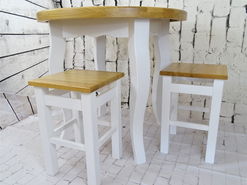Stół okrągły fi 80 blat drewno dębowe kolor lakier naturalny, stelaż drewno bukowe kolor biały lity ciepły. Taboret prosty 30 x 30 h 46.