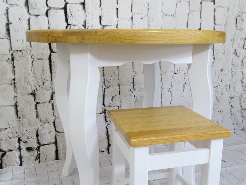 Stół okrągły fi 80 blat drewno dębowe kolor lakier naturalny, stelaż drewno bukowe kolor biały lity ciepły. Taboret prosty 30 x 30 h 46.