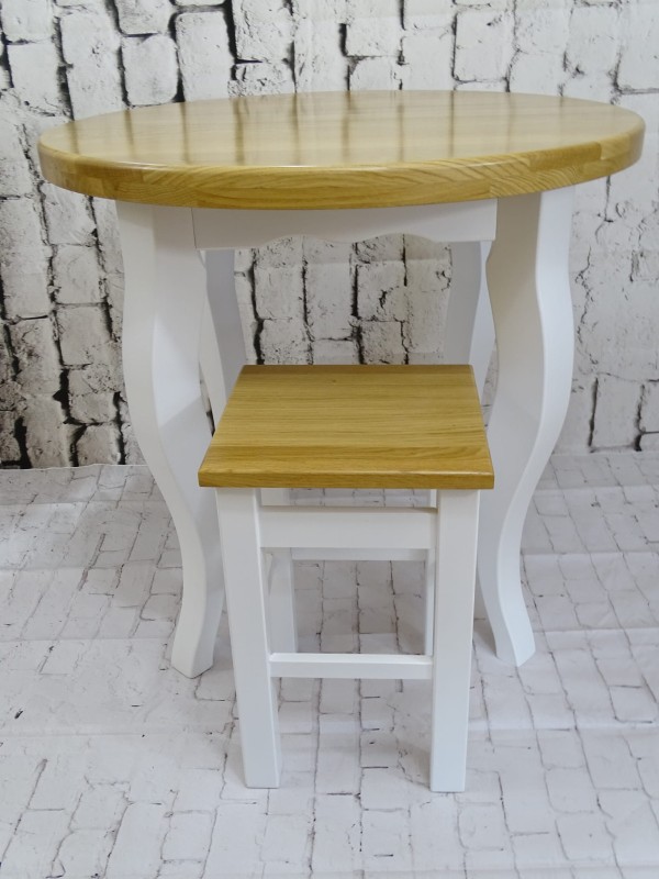 Stół okrągły fi 80 blat drewno dębowe kolor lakier naturalny, stelaż drewno bukowe kolor biały lity ciepły. Taboret prosty 30 x 30 h 46.