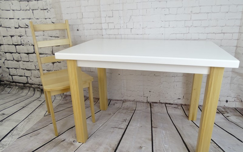 Stół Sb blat biały lity nogi buk lakier naturalny. Krzesło Ola drewno Buk lakier naturalny.