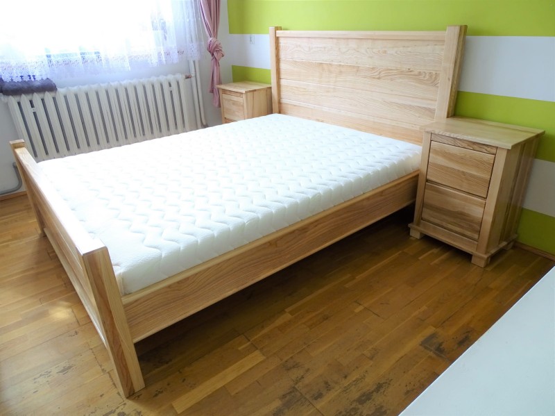 Łóżko Igor drewno jesionowe wariant lakier naturalny półmatowy 160 x 200 w zestawie z dwoma nakastlikami o wys. 50 cm, szer. 50 cm i gł. 36 cm.