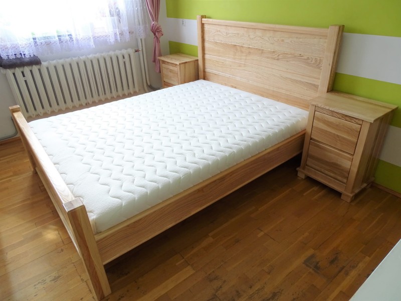 Łóżko Igor drewno jesionowe wariant lakier naturalny półmatowy 160 x 200 w zestawie z dwoma nakastlikami o wys. 50 cm, szer. 50 cm i gł. 36 cm.