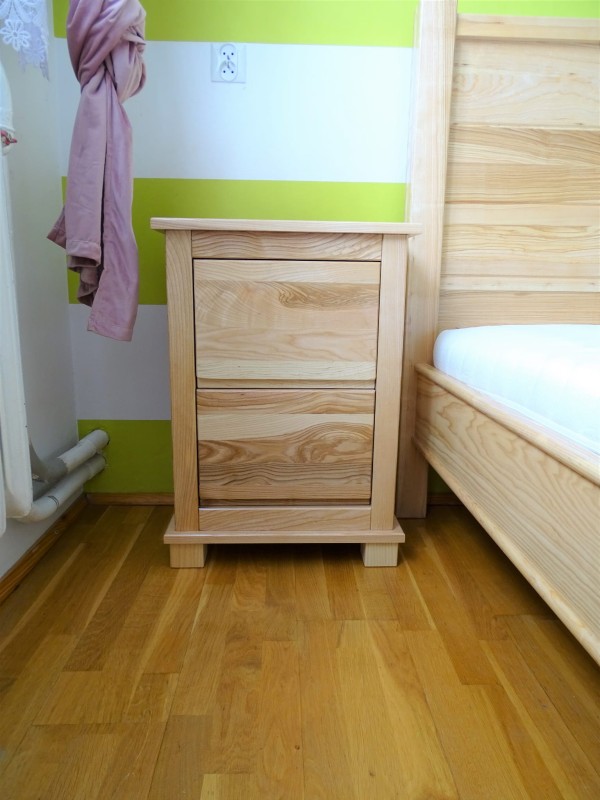 Łóżko Igor drewno jesionowe wariant lakier naturalny półmatowy 160 x 200 w zestawie z dwoma nakastlikami o wys. 50 cm, szer. 50 cm i gł. 36 cm.