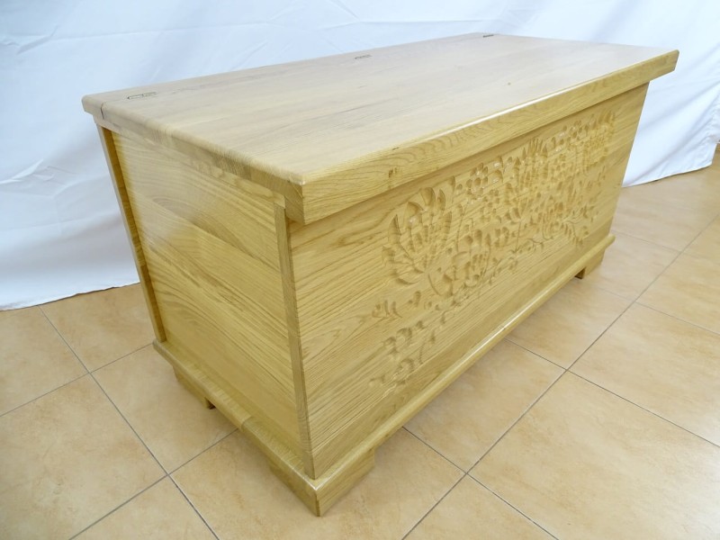 Skrzynia drewno dębowe kolor lakier naturalny, wymiar dł 100, gł 45 cm, wys 50 cm. Grawerunek to motyw kurpiowski.