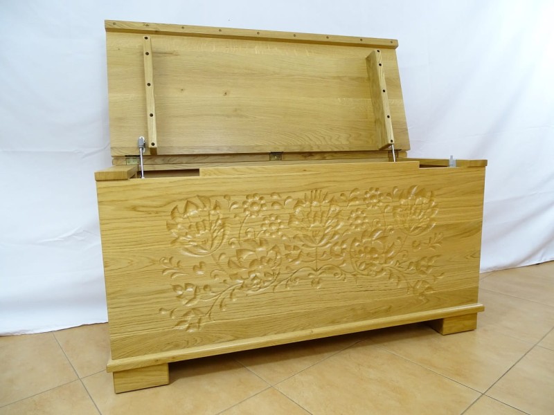 Skrzynia drewno dębowe kolor lakier naturalny, wymiar dł 100, gł 45 cm, wys 50 cm. Grawerunek to motyw kurpiowski.