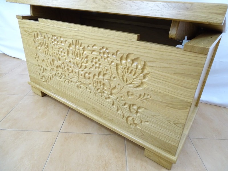 Skrzynia drewno dębowe kolor lakier naturalny, wymiar dł 100, gł 45 cm, wys 50 cm. Grawerunek to motyw kurpiowski.