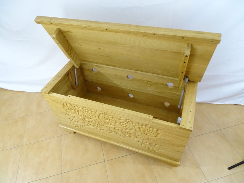 Skrzynia drewno dębowe kolor lakier naturalny, wymiar dł 100, gł 45 cm, wys 50 cm. Grawerunek to motyw kurpiowski.