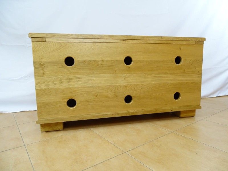 Skrzynia drewno dębowe kolor lakier naturalny, wymiar dł 100, gł 45 cm, wys 50 cm. Grawerunek to motyw kurpiowski. Widok od tyłu.