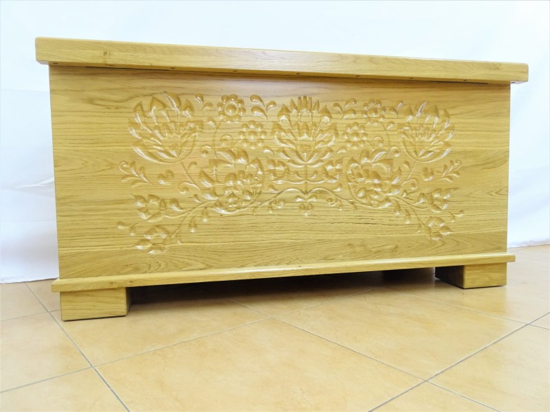 Skrzynia drewno dębowe kolor lakier naturalny, wymiar dł 100, gł 45 cm, wys 50 cm. Grawerunek to motyw kurpiowski.