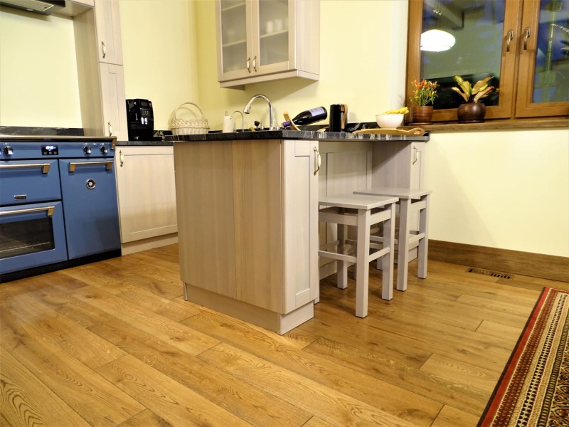 Aranżacja hokerów 55 cm z drewna jesionowego z blatem 35 x 35 w kolorze Popiel 2007