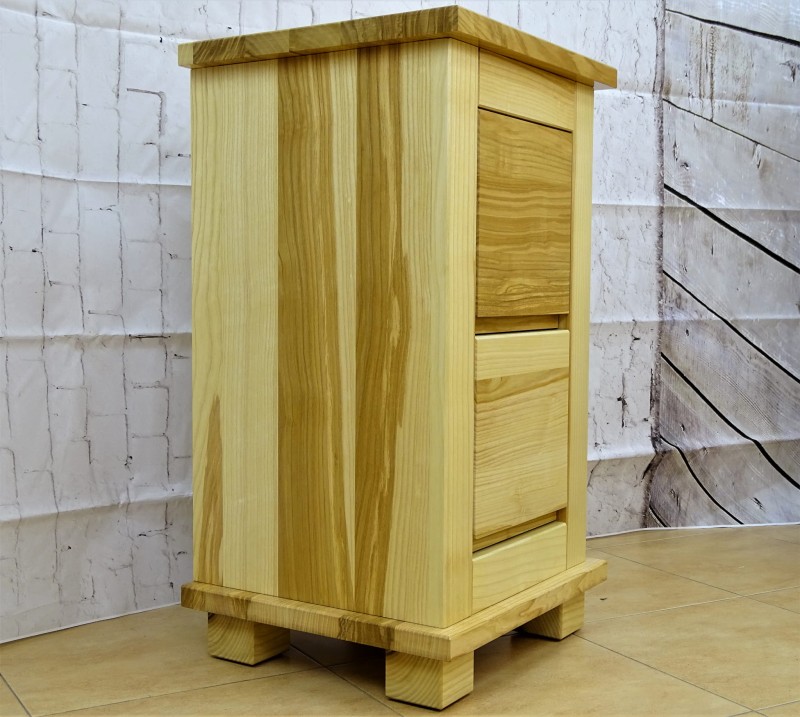 Nakastlik jesionowy wysoki 70 cm kolor lakier naturalny półmatowy z ramową konstrukcją oraz dwiema pojemnymi szufladami.