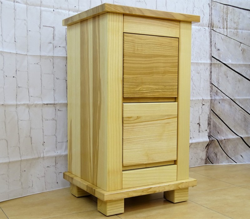 Nakastlik jesionowy wysoki 70 cm kolor lakier naturalny półmatowy z ramową konstrukcją oraz dwiema pojemnymi szufladami.