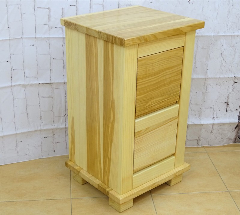 Nakastlik jesionowy wysoki 70 cm kolor lakier naturalny półmatowy z ramową konstrukcją oraz dwiema pojemnymi szufladami.