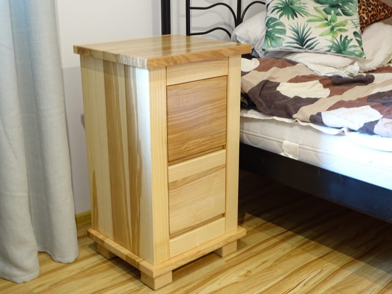 Nakastlik jesionowy wysoki 70 cm kolor lakier naturalny półmatowy z ramową konstrukcją oraz dwiema pojemnymi szufladami.