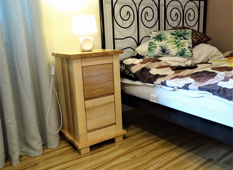 Nakastlik jesionowy wysoki 70 cm kolor lakier naturalny półmatowy z ramową konstrukcją oraz dwiema pojemnymi szufladami.