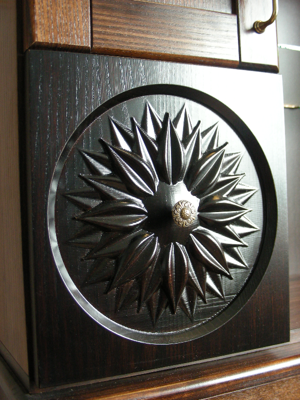 Zbliżenie na front rzeźbionej szuflady